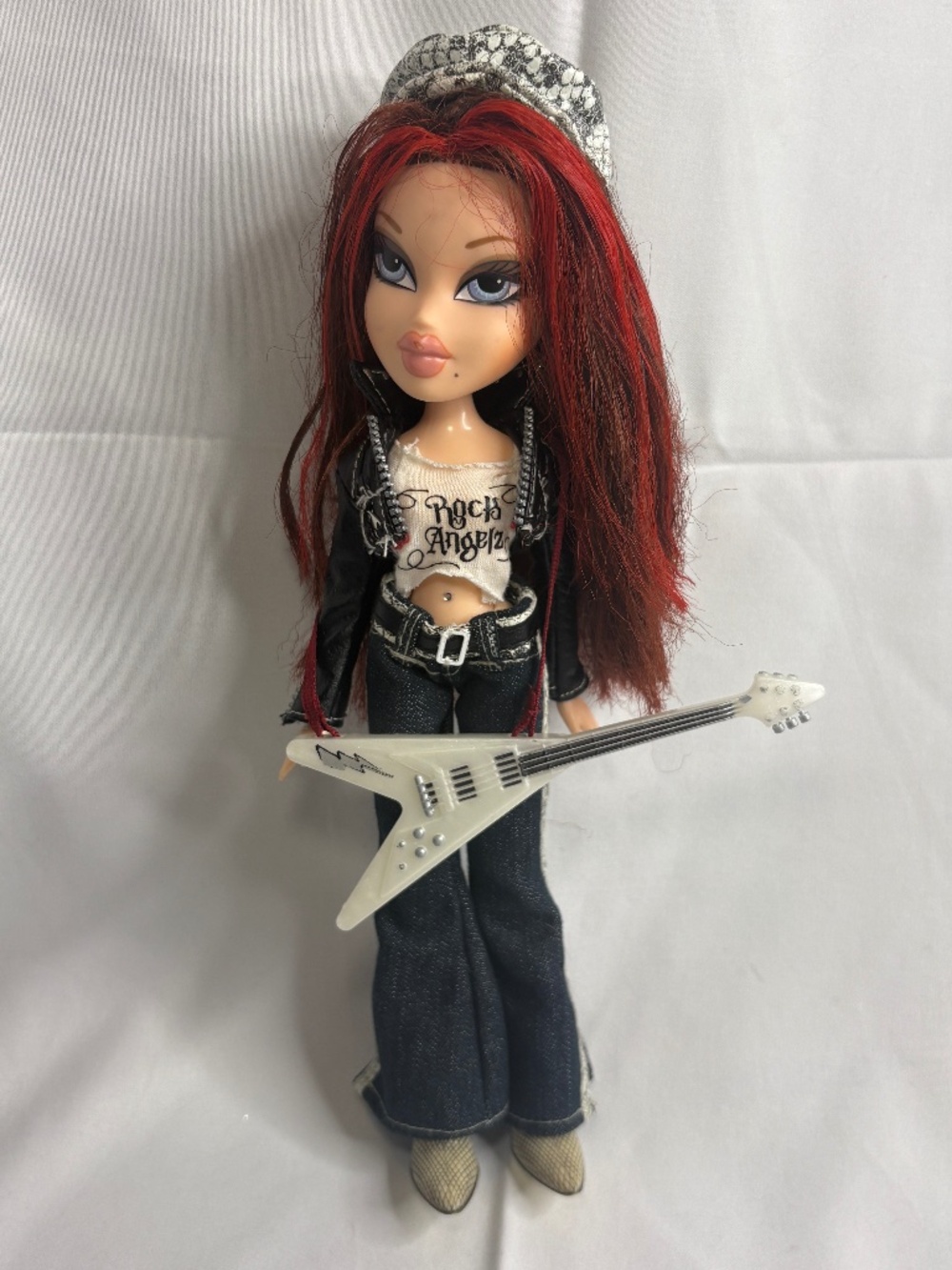 Vtg Bratz Rock Angelz Special Edition Roxxi Doll with Outfit Shoes Hat Guitar
